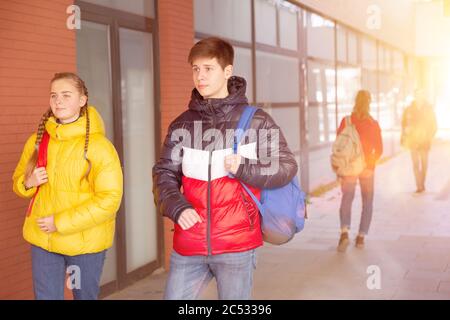 Ritratto di due studenti adolescenti all'aperto sulla strada per l'università il giorno di primavera Foto Stock