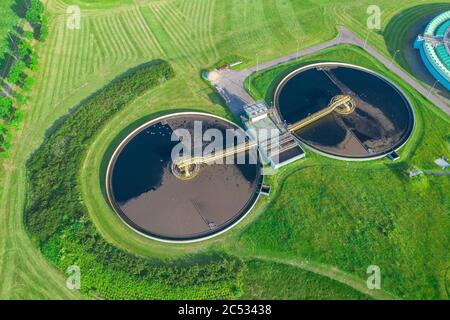 Vista aerea dall'alto impianto di trattamento delle acque per un concetto di ambiente o salute. Foto Stock