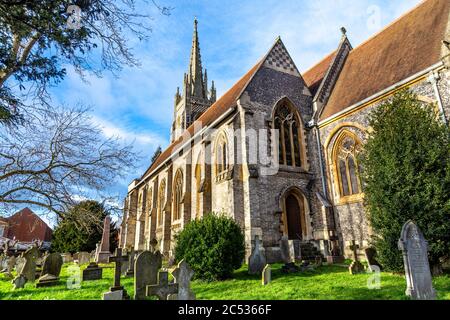 Esterno della Chiesa di tutti i Santi e del cortile di Marlow, Inghilterra, Regno Unito Foto Stock