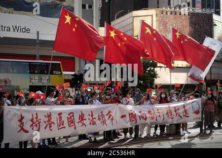 Hong Kong. 30 giugno 2020. I cittadini di Hong Kong celebrano il passaggio della legge della Repubblica popolare cinese sulla salvaguardia della sicurezza nazionale nella regione amministrativa speciale di Hong Kong (HKSAR) nella baia di Causeway, Hong Kong, nella Cina meridionale. La legge è stata approvata nella ventesima sessione del Comitato permanente del XIII Congresso Nazionale del Popolo (NPC). Credit: Wang Shen/Xinhua/Alamy Live News Foto Stock