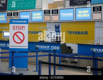 Aeroporto di Stansted, Regno Unito. 30 giugno 2020. I banchi di check-in Ryanair all'aeroporto di Stansted rimangono desertati all'aeroporto di Stansted, Essex. Credit: Jason Mitchell/Alamy Live News Foto Stock