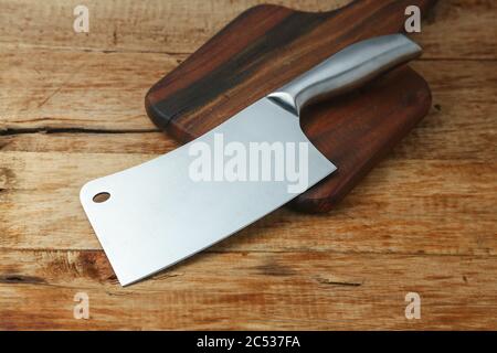 coltello per taglienti su tavola di legno Foto Stock