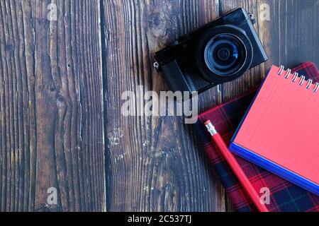 Posa piatta degli accessori da viaggio su sfondo in legno con spazio per la copia Foto Stock