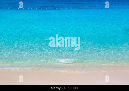 Riflessi acqua chiara su fondale di sabbia fine, Thailandia in una giornata estiva Foto Stock