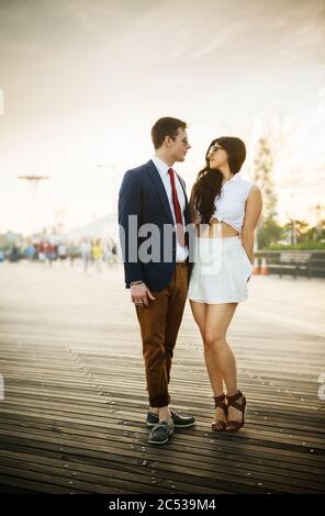 Giovane coppia sul lungomare, Coney Island, Brooklyn, New York Foto Stock