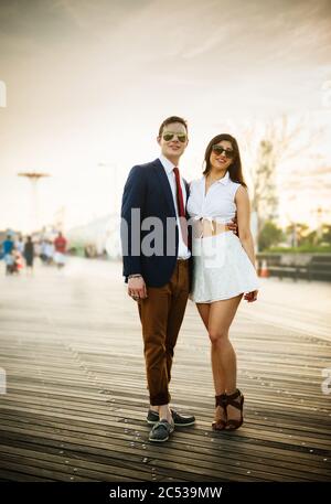 Giovane coppia sul lungomare, Coney Island, Brooklyn, New York Foto Stock