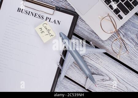 Concetto di lavoro e viaggio a posa piatta. Foto Stock