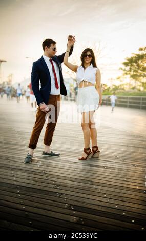 Giovane coppia sul lungomare, Coney Island, Brooklyn, New York Foto Stock