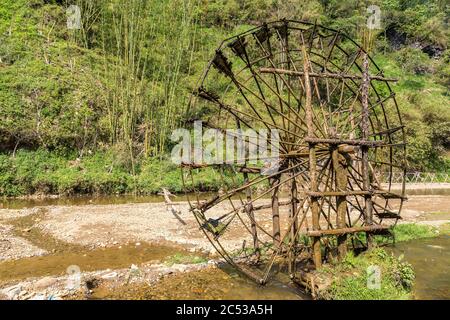 Mulino ad acqua nel villaggio Cat Cat vicino Sapa, Lao Cai, Vietnam in una giornata estiva Foto Stock