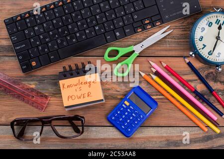 Accessori di lavoro della scuola su un tavolo di legno. Foto Stock