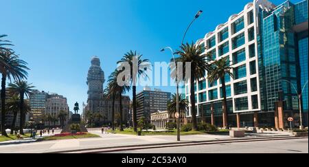 Vedute di central square Plaza Independencia nella città capitale Montevideo dell Uruguay Foto Stock