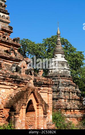 Templi e stupa in mattoni. Inwa (Ava). Myanmar Foto Stock