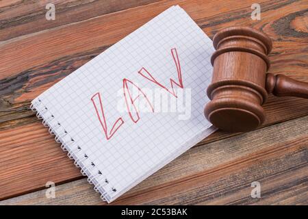 Leggi di primo piano parole scritte su blocco note a spirale e gavel. Foto Stock