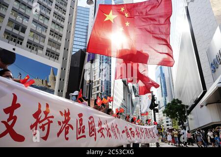 Hong Kong. 30 giugno 2020. I cittadini di Hong Kong celebrano il passaggio della legge della Repubblica popolare cinese sulla salvaguardia della sicurezza nazionale nella regione amministrativa speciale di Hong Kong (HKSAR) nella baia di Causeway, Hong Kong, nella Cina meridionale, il 30 giugno 2020. PER ANDARE CON XINHUA TITOLI DEL 30 GIUGNO 2020 credito: Wang Shen/Xinhua/Alamy Live News Foto Stock