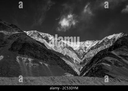 Ladakh, India. I Suoli della regione hanno colori distinti a causa del clima unico, la topografia e la vegetazione della regione. Marzo 20, 2014. Foto Stock