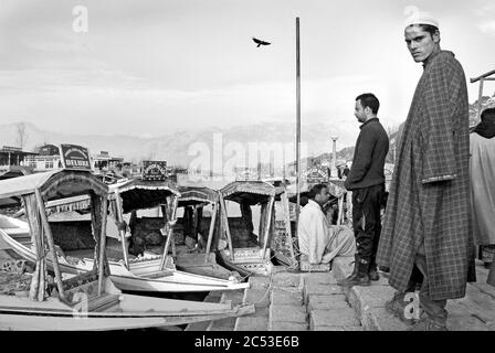 Kashmir, India. Il lago dal forma un centro di specie a Srinagar, come turisti e locali frequenti per gite in barca o l'acquisto di prodotti agricoli. 14 marzo 20 Foto Stock