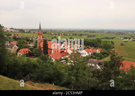 Piccolo villaggio tedesco nella regione tedesca del vino, Germania Foto Stock