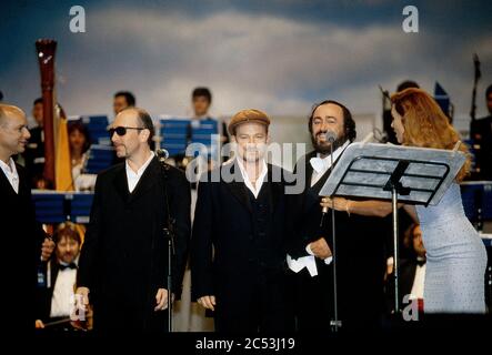 Pavarotti & Friends concerto a Modena, Italia 1995: Bono The Edge dagli U2 in scena con Luciano Pavarotti Foto Stock