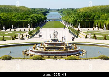 Francia, Palazzo di Versailles, parco del castello, fontana, turisti Foto Stock