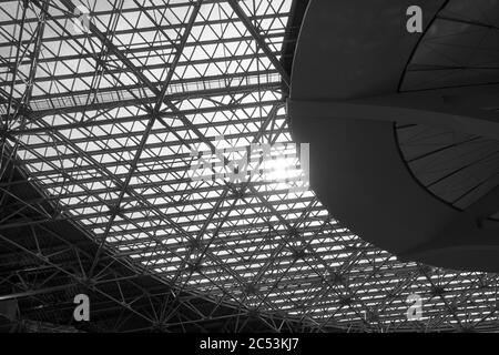 Lucernario - enorme costruzione industriale con soffitto in vetro. Fotografia architettonica in bianco e nero Foto Stock