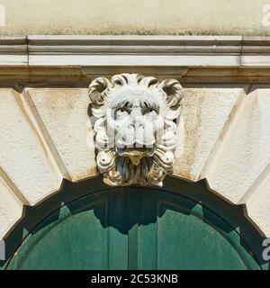 Leone testa chiave di pietra sulla parte anteriore del vecchio edificio veneziano, Venezia, Italia Foto Stock