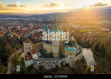 Vista aerea dell'alba autunnale al castello di Bojnice in Slovacchia. Foto Stock