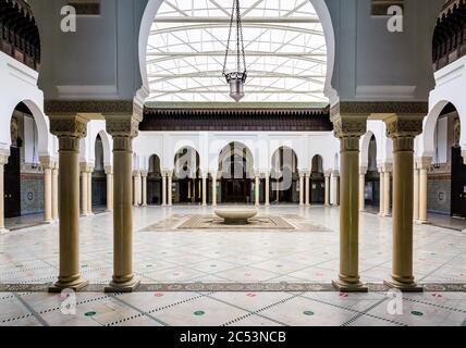 Il peristilio della Grande Moschea di Parigi confina con un cortile con un bacino circolare di abluzioni al centro. Foto Stock