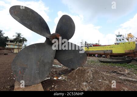 Dhaka, Bangladesh. 30 giugno 2020. Un'elica navale smantellata in un cantiere navale nella zona di keraniganj, durante la crisi del coronavirus. A seguito dell'allentamento delle restrizioni del covid-19, i lavoratori dell'industria di demolizione e costruzione delle navi del Bangladesh optano per riprendere il lavoro con la speranza di garantire la stabilità finanziaria dopo essere stati lasciati senza lavoro, che porta a una crisi finanziaria estrema. Credit: MD Manik/SOPA Images/ZUMA Wire/Alamy Live News Foto Stock