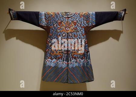 Abito imperiale da corte con nove draghi, Cina, dinastia Qing, 1800 d.C., ricamo in seta e filo avvolto in oro su seta marrone Foto Stock