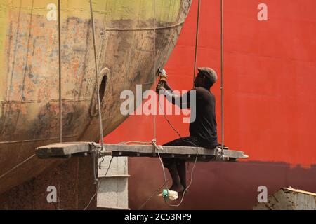 Dhaka, Bangladesh. 30 giugno 2020. Un lavoratore che lavora su una nave in un cantiere di rottura a keraniganj durante la crisi del coronavirus.a seguito del rilassamento delle restrizioni del covid-19, i lavoratori nell'industria di demolizione e costruzione della nave del Bangladesh optano per riprendere il lavoro con la speranza di assicurare la stabilità finanziaria dopo essere stati lasciati con quasi nessun lavoro, che porta a una crisi finanziaria estrema. Credit: MD Manik/SOPA Images/ZUMA Wire/Alamy Live News Foto Stock