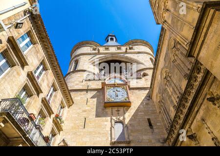 Grosse Closhe Campanile cancello a Bordeaux in una bella giornata estiva, Francia Foto Stock