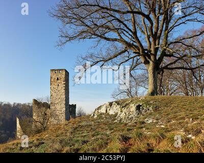 Muri in pietra, rovine, colline, creste, alberi, cielo blu Foto Stock