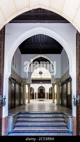 Vista frontale del corridoio che conduce dal giardino interno al peristilio e al cortile con lavabo delle abluzioni nella Grande Moschea di Parigi. Foto Stock