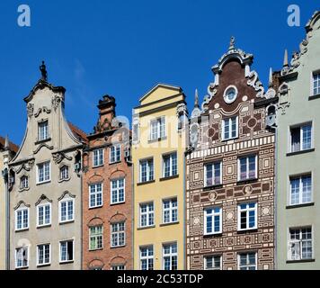 Gdansk Gdansk, Pomerania Pomorze, facciate al mercato lungo (Dlugi Targ) a Danzica. Case storiche ricostruite della città. Foto Stock