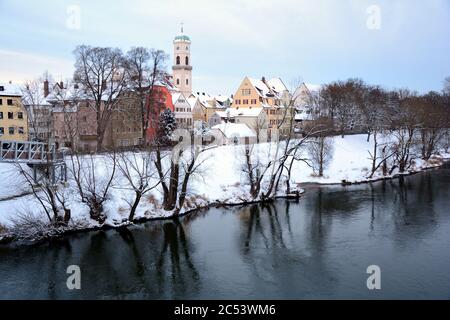 Regensburg, Palatinato superiore, Baviera, Germania, Stadtamhof e le rive del Danubio in inverno con la chiesa di San Mango. La città vecchia e Stadtamhof sono UNES Foto Stock