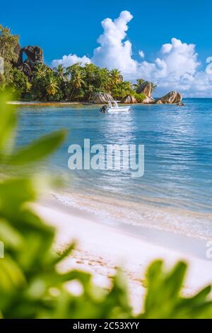 Seychelles famosa spiaggia di Anse Source d'Argent con le famose rocce di granito sull'isola di la Digue. Foto Stock