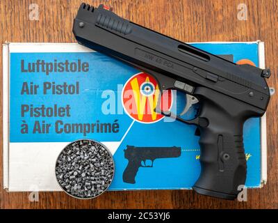 Pistola ad aria compressa con la pistola-shield e agglomerati in forma di  pellets nella casella Foto stock - Alamy