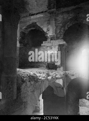 Interno d'un edifici del monestir de Sant Pere de Rodes (restaurato). Foto Stock