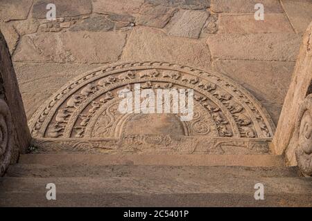 Ornamenti su pavimento in pietra nella vecchia capitale dello Sri Lanka, Polonnaruwa Foto Stock