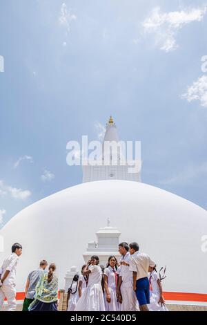 Gita scolastica al bianco Dagoba, tetto a cupola di un tempio in Sri Lanka Foto Stock