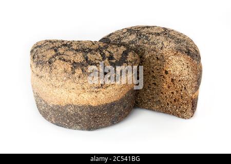 Pane di segale appena sfornato isolato su sfondo bianco. Pane affettato in primo piano (dettagli alti). Foto Stock