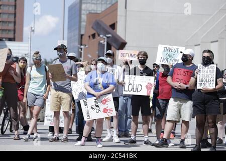 Un gruppo di manifestanti tiene in mano manifesti lungo le strade per sostenere l'antirazzismo e la questione delle vite nere Foto Stock