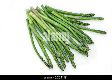 Mazzo di spighe di asparagi verdi fresche isolate su sfondo bianco. Foto Stock