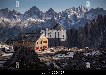 Splendido scenario della pietrosa Rifugio Lavaredo a Cadini di Misurina, Belluno, Italia Foto Stock