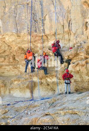 DESERTO DI NEGEV, ISRAELE - 23 MARZO 2015: Unità di salvataggio per esercizi. Addestrare le persone di salvataggio in terreno inaccessibile alla scogliera nel deserto di Negev. Recupero usin Foto Stock