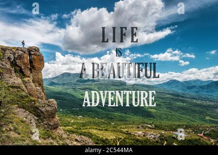 Citazione motivazionale ispiratrice sul background della natura. Testo: La vita è una bella avventura. Citazione positiva e bellissimo paesaggio di montagna. Conce Foto Stock