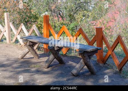 Panca e recinzione in tronchi di legno. Foto Stock