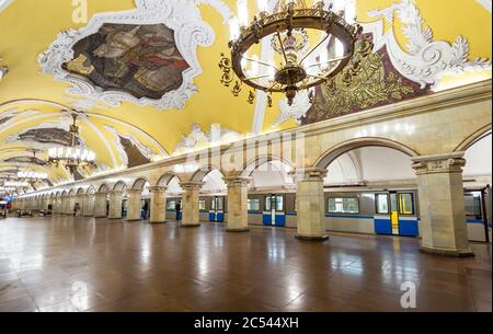 MOSCA - 4 MAGGIO 2013: La stazione della metropolitana Komsomolskaya di notte a Mosca, Russia. La stazione della metropolitana Komsomolskaya è un grande monumento del Sovi Foto Stock