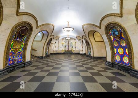 MOSCA - 4 MAGGIO 2013: La stazione della metropolitana Novoslobodskaya di notte a Mosca, Russia. La stazione della metropolitana Novoslobodskaya è un bellissimo monumento di Foto Stock