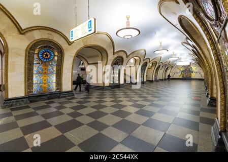 MOSCA - 4 MAGGIO 2013: La stazione della metropolitana Novoslobodskaya di notte a Mosca, Russia. La stazione della metropolitana Novoslobodskaya è un bellissimo monumento di Foto Stock